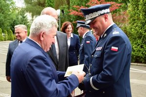 Uroczystość wprowadzenia generała przed budynkiem komendy wojewódzkiej