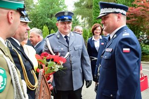 Uroczystość wprowadzenia generała przed budynkiem komendy wojewódzkiej