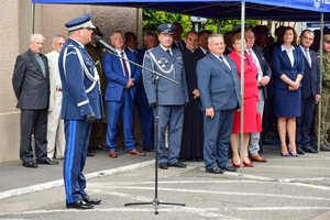 Uroczystość wprowadzenia generała przed budynkiem komendy wojewódzkiej