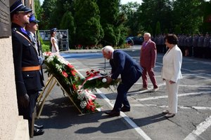 Uroczyste złożenie kwiatów pod tablicami memorialnymi przed Komendą Wojewódzką Policji w Rzeszowie