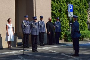 Uroczyste złożenie kwiatów pod tablicami memorialnymi przed Komendą Wojewódzką Policji w Rzeszowie