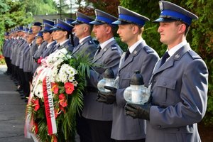 Uroczyste złożenie kwiatów pod tablicami memorialnymi przed Komendą Wojewódzką Policji w Rzeszowie