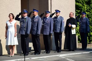 Uroczyste złożenie kwiatów pod tablicami memorialnymi przed Komendą Wojewódzką Policji w Rzeszowie