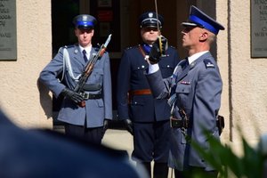 Uroczyste złożenie kwiatów pod tablicami memorialnymi przed Komendą Wojewódzką Policji w Rzeszowie