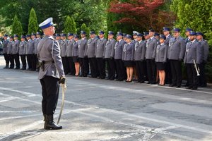 Uroczyste złożenie kwiatów pod tablicami memorialnymi przed Komendą Wojewódzką Policji w Rzeszowie