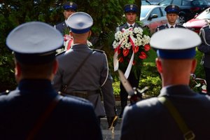 Uroczyste złożenie kwiatów pod tablicami memorialnymi przed Komendą Wojewódzką Policji w Rzeszowie