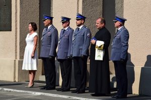 Uroczyste złożenie kwiatów pod tablicami memorialnymi przed Komendą Wojewódzką Policji w Rzeszowie