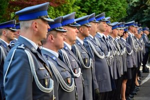 Uroczyste złożenie kwiatów pod tablicami memorialnymi przed Komendą Wojewódzką Policji w Rzeszowie