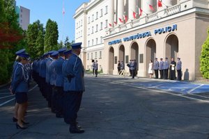 Uroczyste złożenie kwiatów pod tablicami memorialnymi przed Komendą Wojewódzką Policji w Rzeszowie