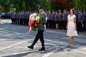 Uroczyste złożenie kwiatów pod tablicami memorialnymi przed Komendą Wojewódzką Policji w Rzeszowie