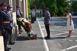 Uroczyste złożenie kwiatów pod tablicami memorialnymi przed Komendą Wojewódzką Policji w Rzeszowie