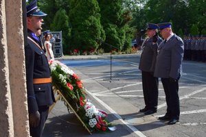 Uroczyste złożenie kwiatów pod tablicami memorialnymi przed Komendą Wojewódzką Policji w Rzeszowie