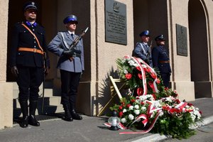 Uroczyste złożenie kwiatów pod tablicami memorialnymi przed Komendą Wojewódzką Policji w Rzeszowie