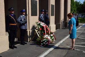 Uroczyste złożenie kwiatów pod tablicami memorialnymi przed Komendą Wojewódzką Policji w Rzeszowie