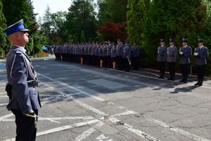 Uroczyste złożenie kwiatów pod tablicami memorialnymi przed Komendą Wojewódzką Policji w Rzeszowie