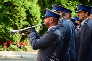 Uroczyste złożenie kwiatów pod tablicami memorialnymi przed Komendą Wojewódzką Policji w Rzeszowie