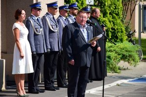 Uroczyste złożenie kwiatów pod tablicami memorialnymi przed Komendą Wojewódzką Policji w Rzeszowie