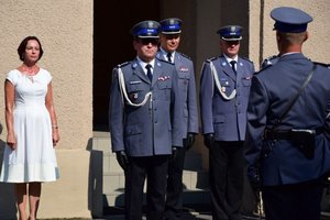 Uroczyste złożenie kwiatów pod tablicami memorialnymi przed Komendą Wojewódzką Policji w Rzeszowie