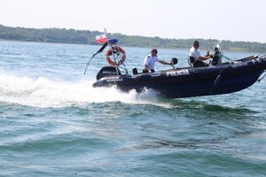 Policjanci na łodzi motorowej