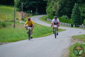 Na zdjęciu rowerzyści biorący udział w wyścigu, A. Wojtowicz z prawej.