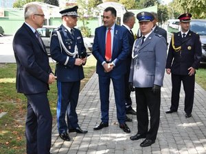 Kolorowa Fotografia. Komendant Wojewódzki Policji w Rzeszowie i Komendant Powiatowy Policji w Leżajsku stoją wśród zaproszonych gości na miejscu zbiórki.