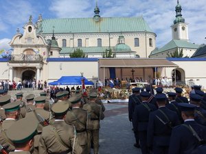 Kolorowa fotografia. Kompanie reprezentacyjne ustawione w szyku przed ołtarzem polowym w leżajskiej Bazylice.