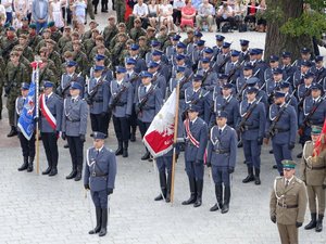 Kolorowa fotografia. Widok z balkonu bramy wejściowej do Bazyliki. Na dole kompania reprezentacyjna podkarpackiej Policji.