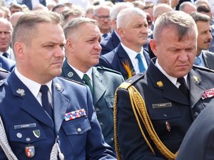 Kolorowa fotografia. Komendant Wojewódzki Policji w Rzeszowie siedzi obok komendanta Wojewódzkiego PSP w Rzeszowie oraz zaproszonych gości.