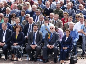 Kolorowa fotografia. Zaproszeni goście siedzą na krzesłach wśród nich wicemarszałek Sejmu RP, Wojewoda Podkarpacki, Starosta Leżajski