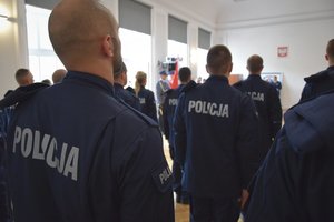 Ślubowanie nowo przyjętych policjantów w auli Komendy Wojewódzkiej Policji w Rzeszowie