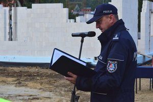 Policjanci i zaproszeni goście podczas uroczystości wmurowania aktu erekcyjnego na placu budowy nowego posterunku