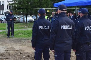 Policjanci i zaproszeni goście podczas uroczystości wmurowania aktu erekcyjnego na placu budowy nowego posterunku