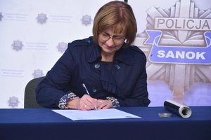 Policjanci i zaproszeni goście podczas uroczystości wmurowania aktu erekcyjnego na placu budowy nowego posterunku