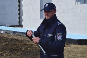 Policjanci i zaproszeni goście podczas uroczystości wmurowania aktu erekcyjnego na placu budowy nowego posterunku