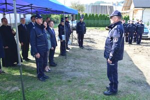 Policjanci i zaproszeni goście podczas uroczystości wmurowania aktu erekcyjnego na placu budowy nowego posterunku