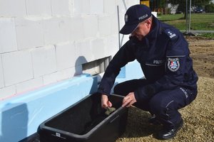 Policjanci i zaproszeni goście podczas uroczystości wmurowania aktu erekcyjnego na placu budowy nowego posterunku