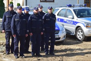 Policjanci i zaproszeni goście podczas uroczystości wmurowania aktu erekcyjnego na placu budowy nowego posterunku