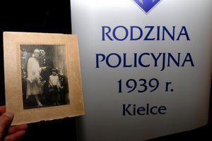 napis rodzina policyjna, zdjęcie- ślub