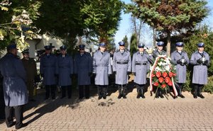 Policjanci na cmentarzu