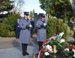 Policjanci składający znicze