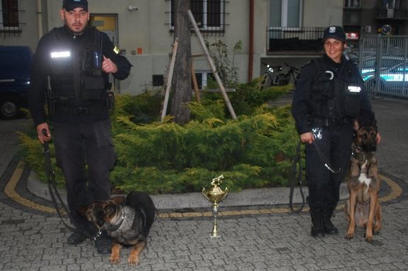 Na zdjęciu przewodnicy z rzeszowskiej komendy mł. asp Bartłomiej Ciupak i Krak oraz st. sierż. Karolina Wieg i Nitro i ich podopieczni  na dziedzińcu KMP w Rzeszowie