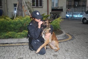 Na zdjęciach St. sierż Karolina Wielg i Nitro na dziedzińcu KMP.