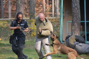 Na zdjęciu zajęcia podczas szkolenia - obezwładnianie napastnika.