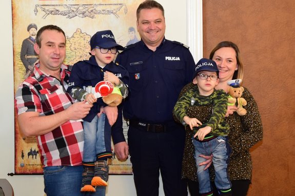 Fabianek i Sebastian podczas odwiedzin w Komendzie Wojewódzkiej Policji w Rzeszowie