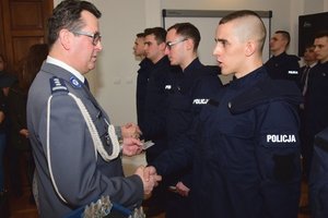 Policjanci podczas uroczystości ślubowania