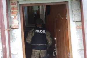 Akcja kontrterrorystów w Będziemyślu. Policjanci zatrzymali 26-latka