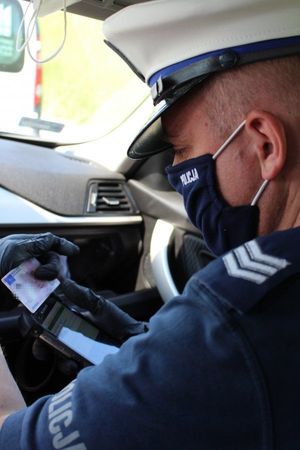 Policjant grupy SPEED podczas kontroli