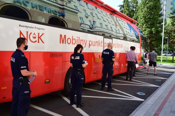 Policjanci oddają krew