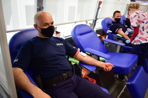 Policjanci oddają krew