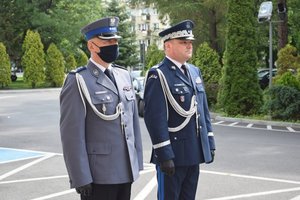 Komendant Wojewódzki Policji w Rzeszowie składa kwiaty pod tablicami pamiątkowymi